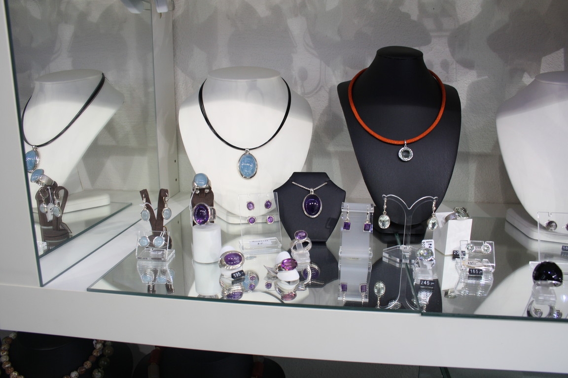 Silberschmuck mit Edelsteinen